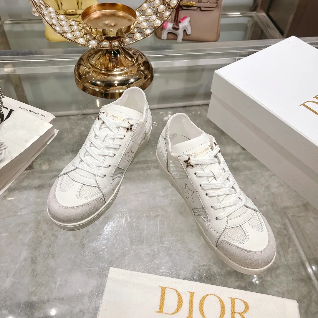 👟👟Ex-factory price 560👟👟Dior2024 new white shoes, Dior Dior Star women's sports shoes, very light summer white shoes. The upper is carefully made of imported suede, decorated with tonal suede panels, metal stars decorate the lace eyelets, and breathable mesh inside. The upper is punched and designed not to stuffy the feet. It is equipped with Christian Dior logo and thin soles. The thick sole is suitable for all seasons! Size: 35-41 (40 and 41 are customized and cannot be returned or exchanged)